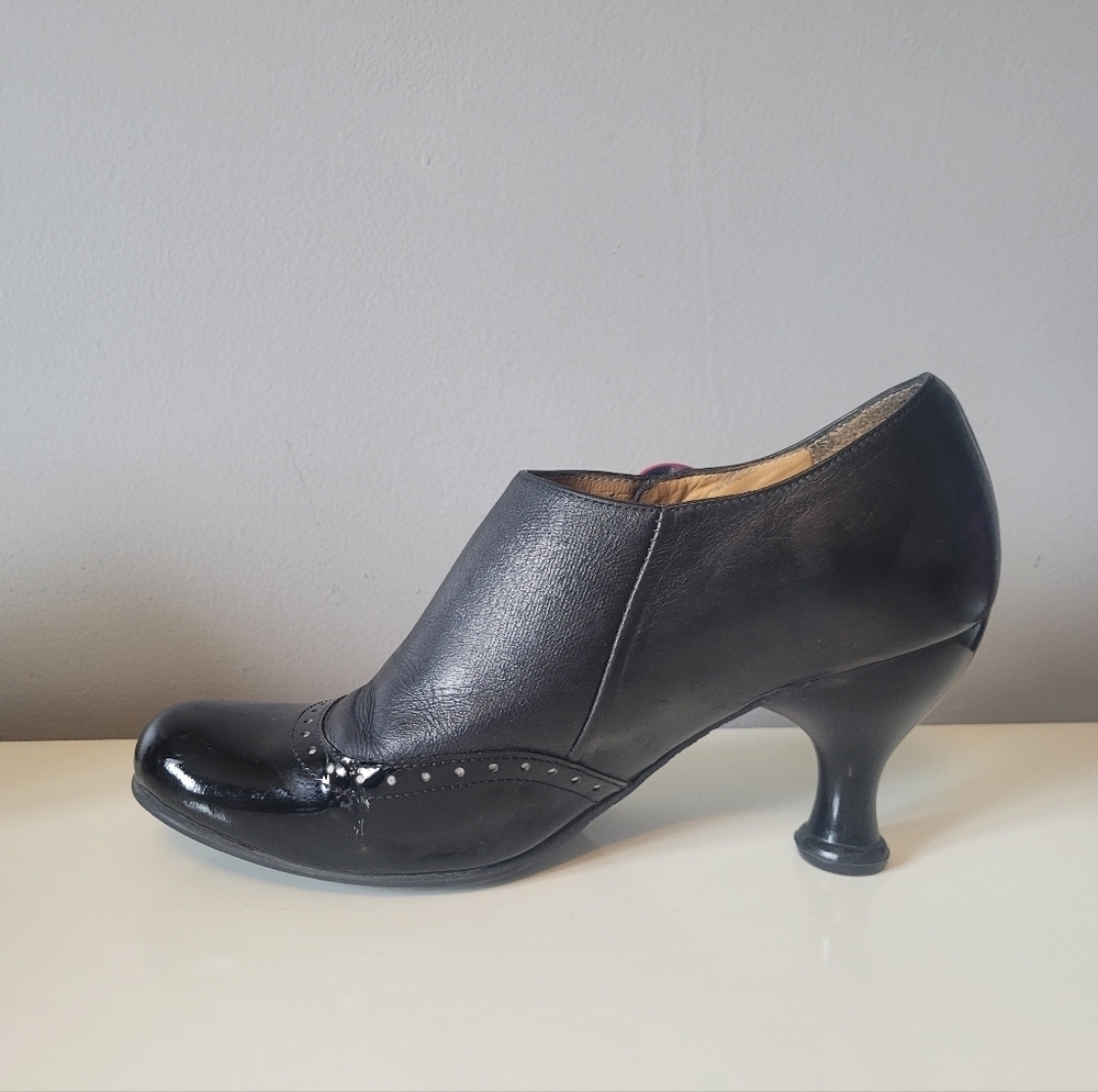 Fluevog Bellevue Ella Baker Brogued Heel With Cutout, GUC, Size 6 - Picture 8 of 11